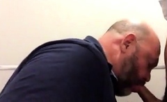 Urso E Novinho No Reservado Do Banheiro