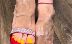 Amateur Foot Fetish Girlfriend Sucks and gives a Footjob